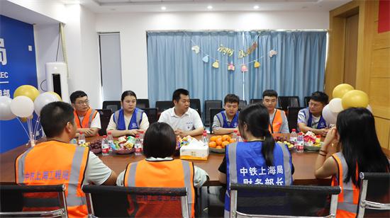 中鐵上海工程局三公司孫何小郢項(xiàng)目部和創(chuàng)智天地三期項(xiàng)目部開(kāi)展三季度集體生日會(huì)